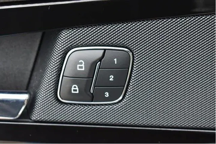 $33876 : Lincoln Nautilus 2022 AWD Re image 9