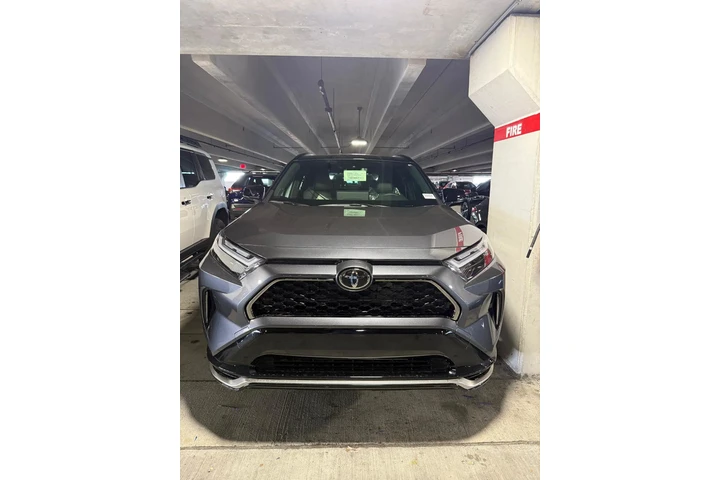 Toyota RaV4 XSE image 8