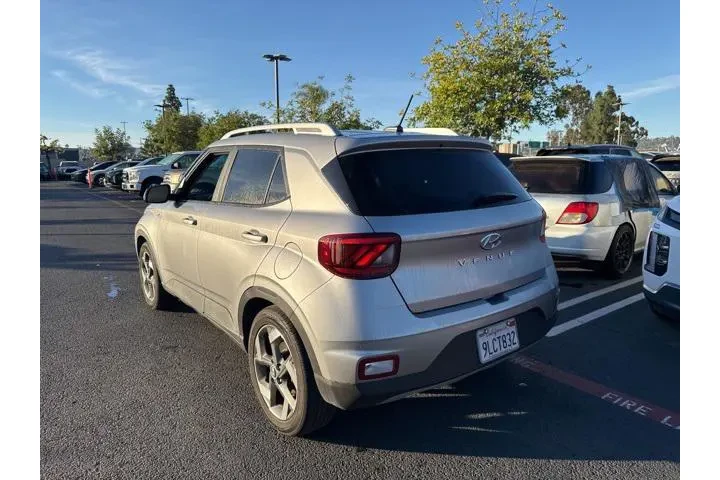 $19500 : Hyundai VENUE 2024 SEL 4dr C image 2