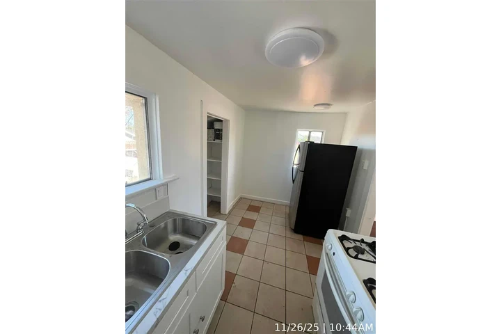 $1300 : Pollo Properties LLC W 59th image 9