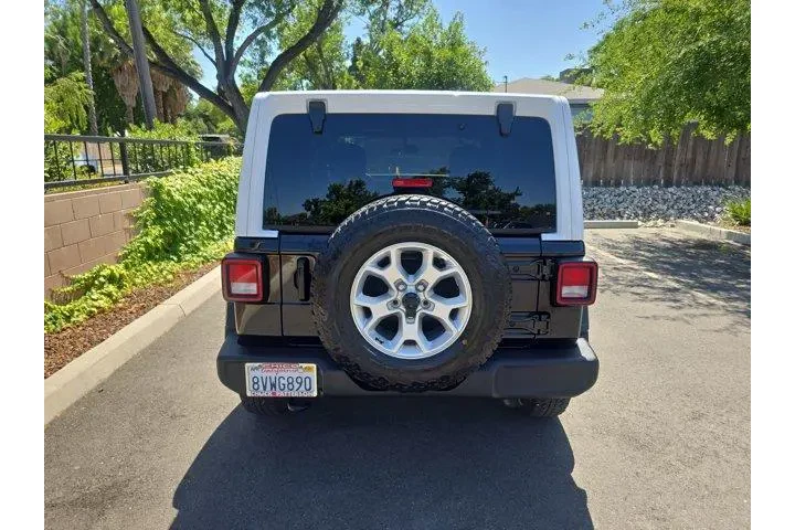 $37995 : Jeep Wrangler 2021 4x4 Islan image 4