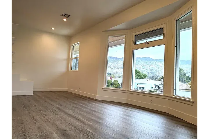 $2356 : COZY SECOND-FLOOR APARTMENT image 2