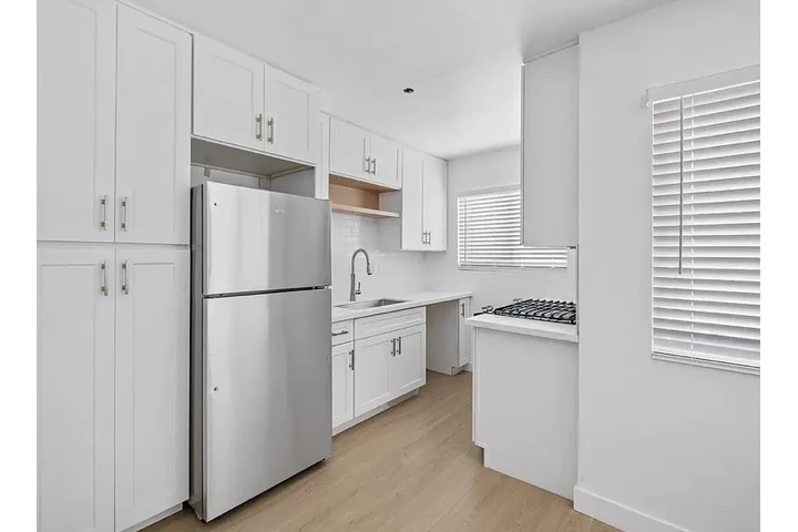 $1400 : 1-Bed  1-Bath in Koreatown now image 5
