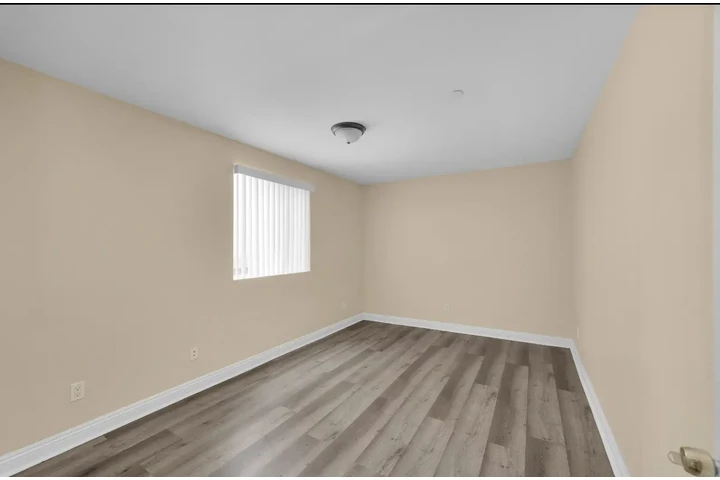 $4500 : Five bedroom 4 bath 4 parking image 6