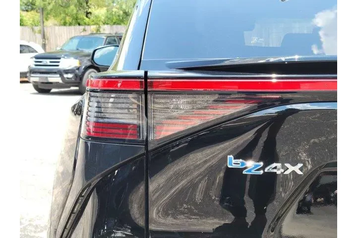 $31111 : Toyota bZ4X 2025 XLE 4dr Cro image 10