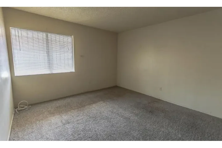 $1250 : Beautiful 3bed Apt in LV image 7