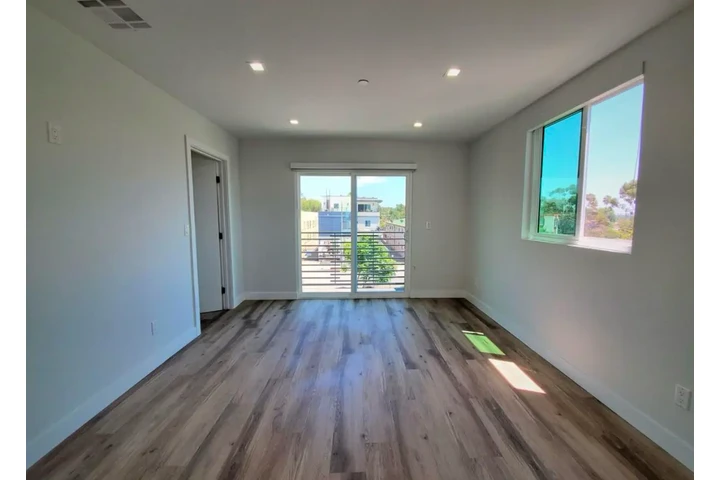 $2000 : Beautiful 2 Bedroom Apt in LA image 9