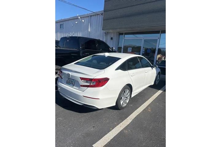 $18981 : Honda Accord 2019 LX 4dr Sed image 2