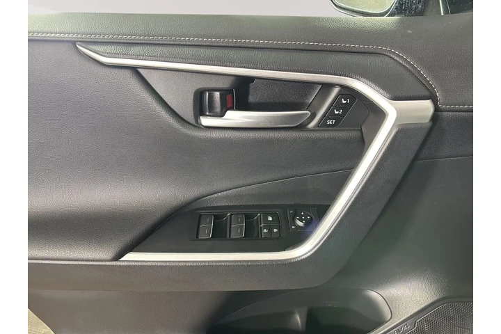 $42191 : Gold Certified 2025 RAV4 Limi image 5