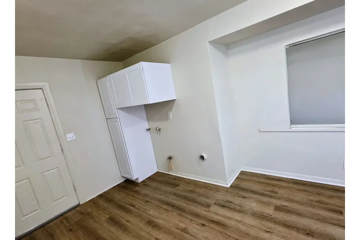 $1000 : Spacious 4-bedroom 2-bath Home image 3