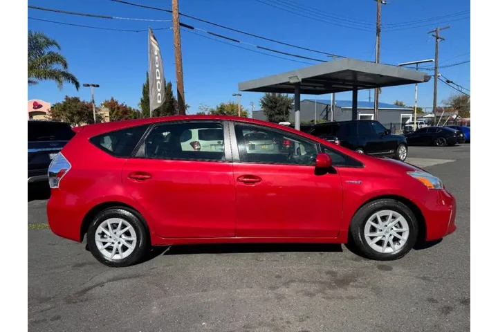 $12998 : 2014 Prius v Five image 9
