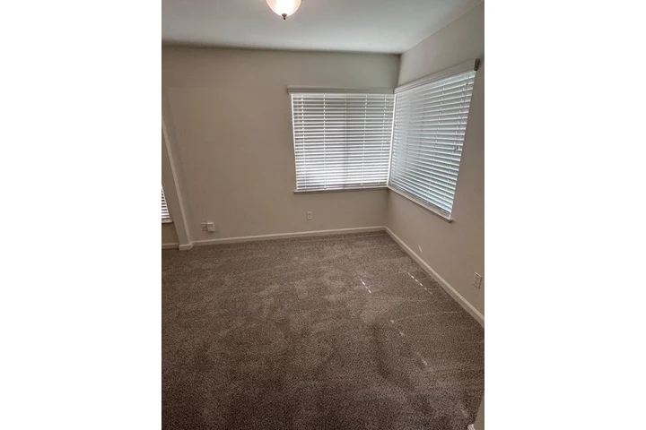 $1050 : de 2 dormitorios actualizado image 5