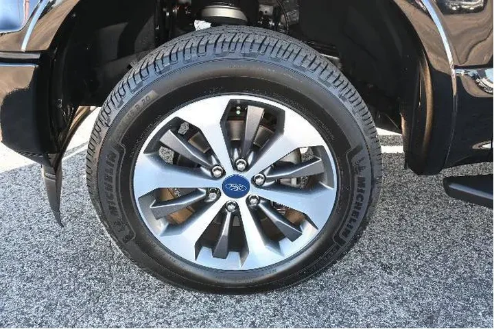 $15823 : Ford F-150 2018 4x2 XLT 4dr image 9