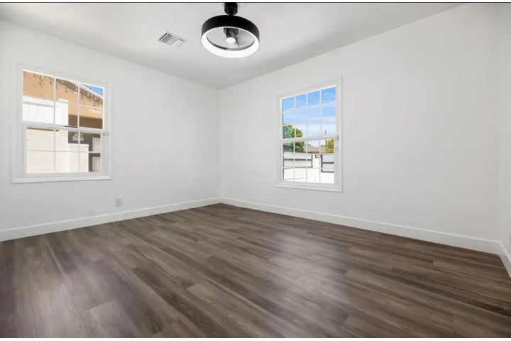 $2500 : 3Bed 2Bath House in South Gate image 7