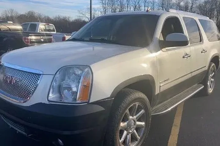 $8000 : 2011 GMC Yukon XL Denali image 3