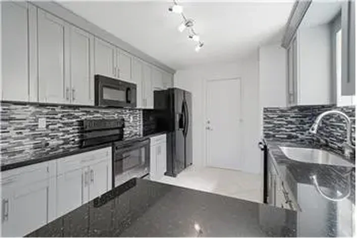 $4000 : Rental property with 3 bedro image 4