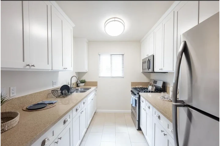 39th Street Apartments image 5
