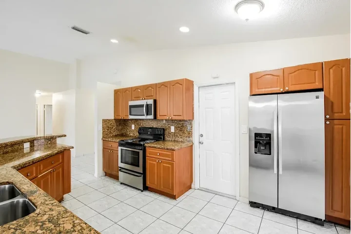 $2500 : 3 Bedroom house in Miami FL image 3