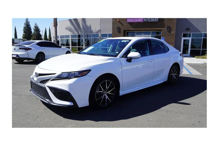 $27700 : 2024 Camry SE Sedan 4D image 2