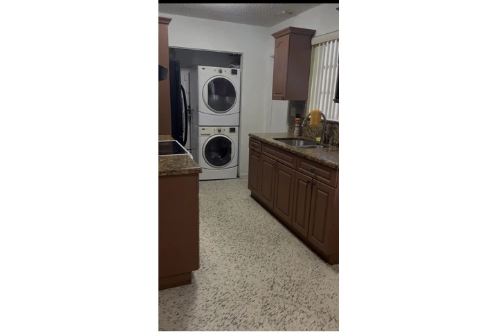 $2600 : RENTA DUPLEX EN HIALEAH image 1
