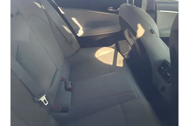 $27490 : Genesis G70 2022 2.0T 4dr Se image 7