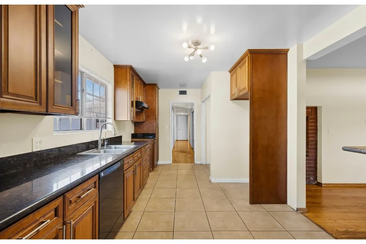 $2500 : 3 Bed 2 Bath  W Adams Blvd, LA image 4