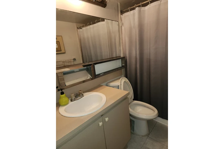 $850 : SE RENTA CUARTO A MUJER SOLA. image 1