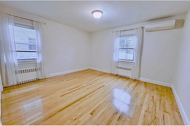 $3000 : WHITESTONE APT ELEGANTE 3BED image 5