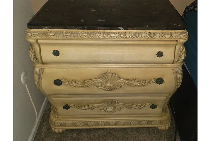 $600 : Antique Bedroom Set image 1