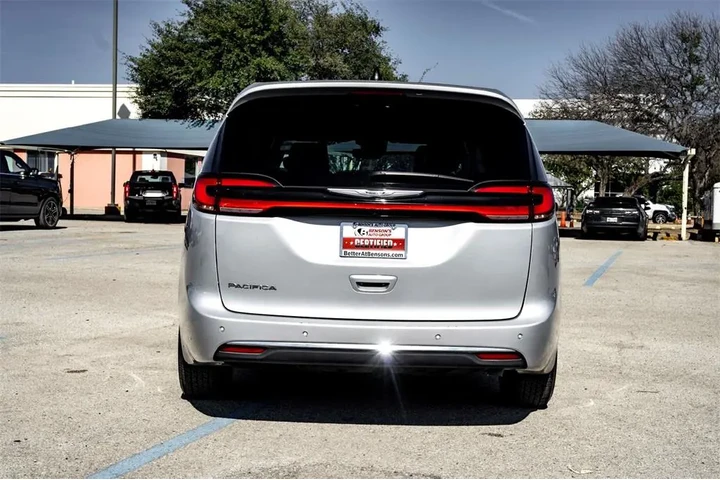 $27990 : Chrysler Pacifica 2024 Touri image 6