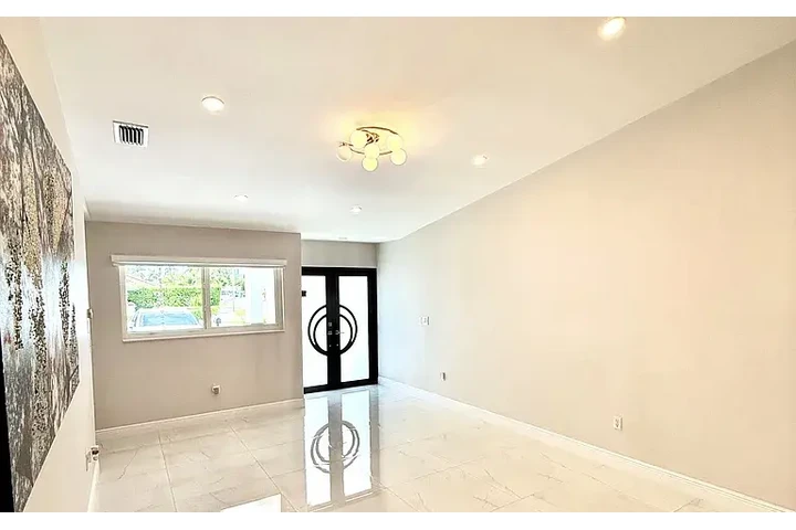 $2360 : HOUSE AVAILABLE NOW IN MIAMI image 6
