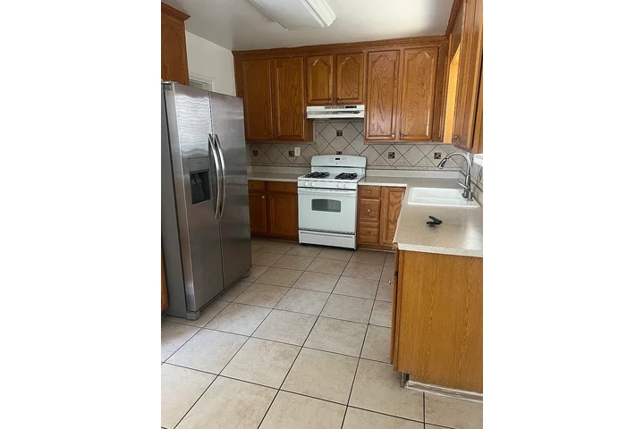 $1400 : Downey 3 & 2 Available image 5