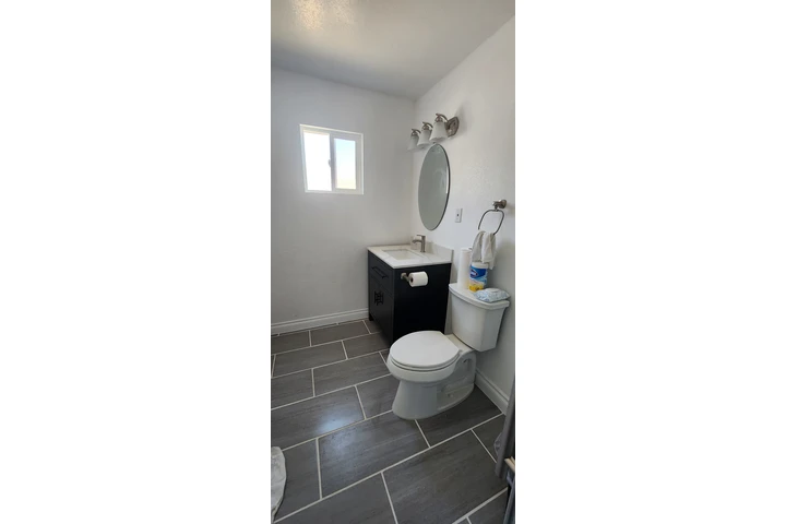 $1300 : Recamara en Bell Gardens image 5