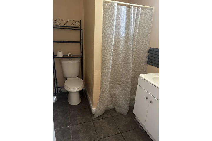 $1500 : Estudio de renta en Montebello image 2