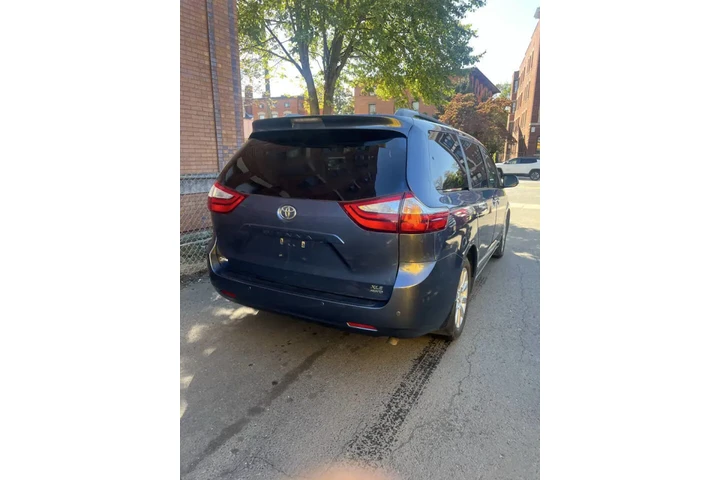 $15999 : 2015 Sienna XLE 7-Passenger image 5