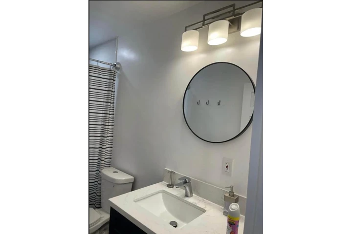 $850 : Se renta recamara. PARKING! image 2