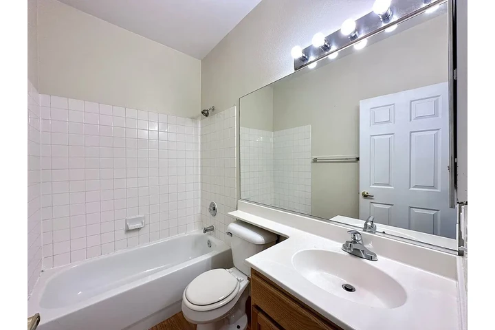 $900 : Wonderful open and spacious ! image 7