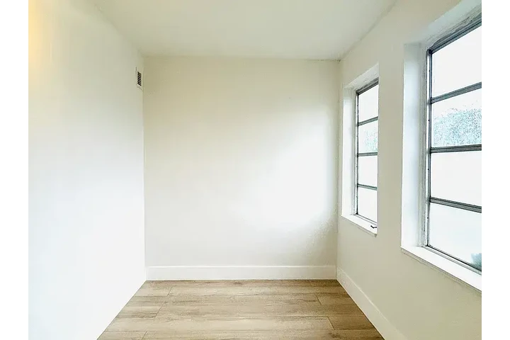 $800 : Spacious and renovated 2 bed ! image 2