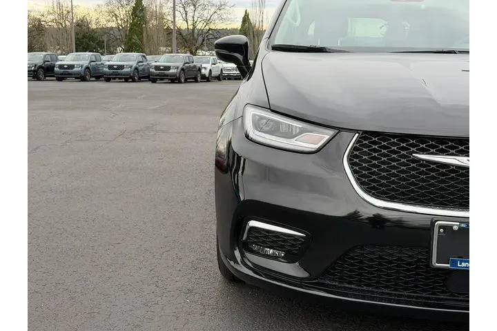 $27983 : Chrysler Pacifica Plug-In Hy image 8