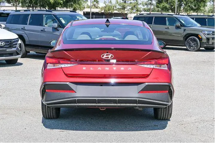 $20000 : Hyundai ELANTRA 2025 SEL Spo image 6