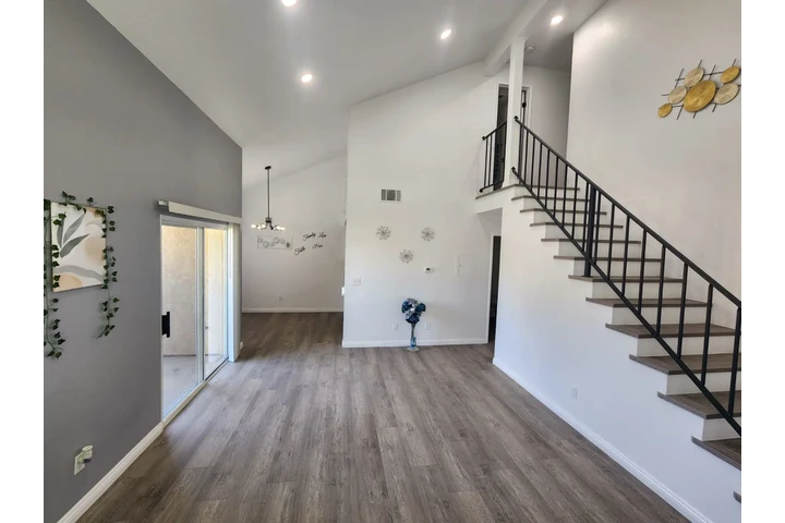 $2650 : Bella casa remodelada 2 pisos image 3