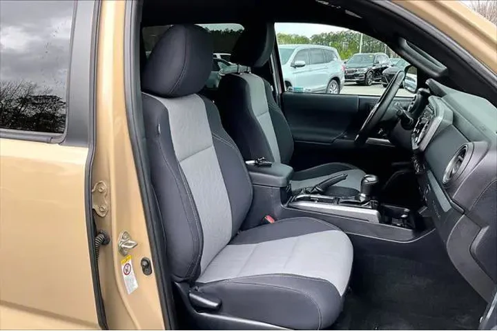 $31998 : Toyota Tacoma 2020 4x4 TRD O image 9