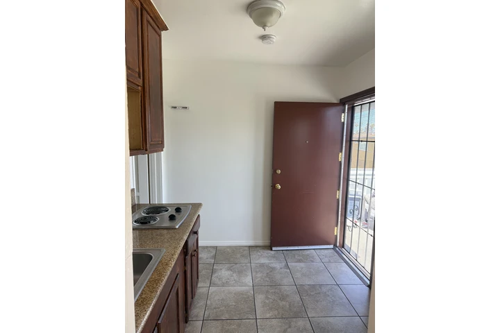 $1650 : Studio/Single Inglewood image 3