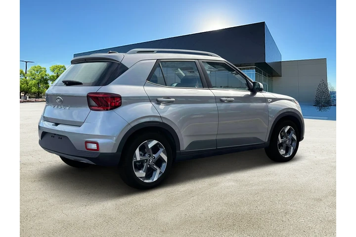 $17499 : Hyundai VENUE 2024 SEL 4dr C image 8
