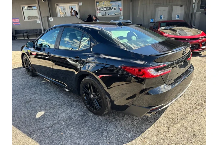 2025 Camry SE image 6