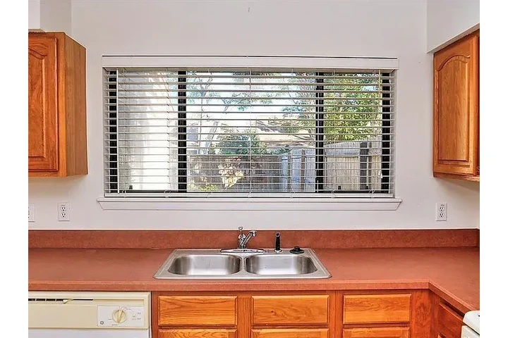 $2350 : A beautiful place to call home image 3