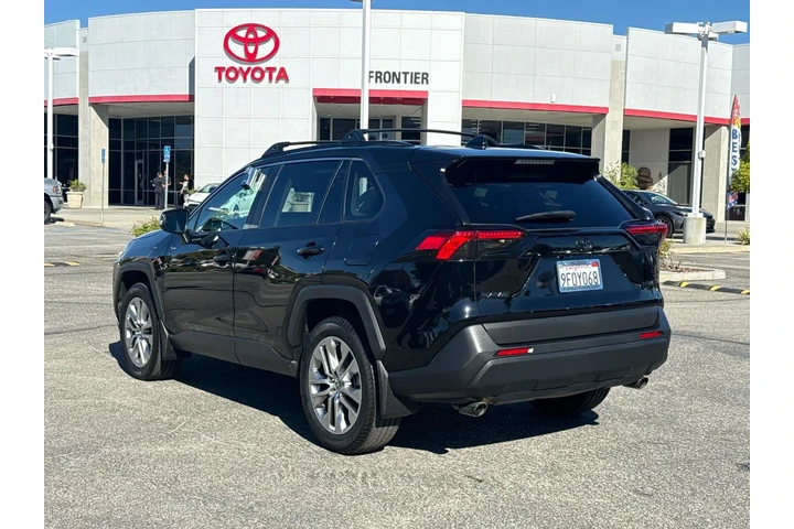 $32750 : Toyota RAV4 2023 XLE Premium image 5