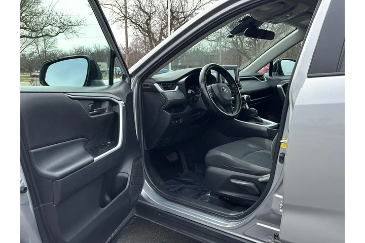 $18992 : 2021 RAV4 LE image 2