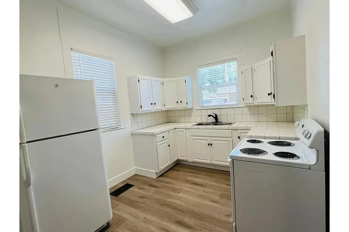 $1100 : TWO BEDROOM MOVE IN RENTAL!. image 2