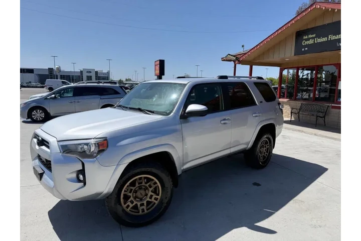 $32997 : 2022 4Runner SR5 image 1